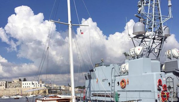Veliero con 36 migranti al largo Leuca