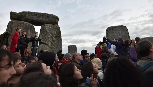 Solstizio d'estate,migliaia a Stonehenge