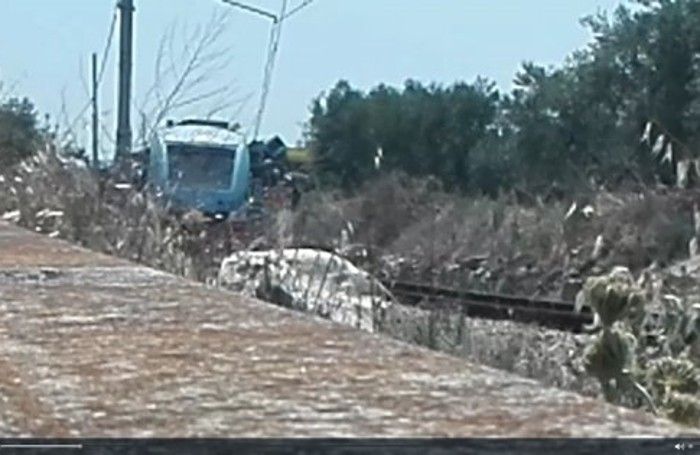 Uno dei treni coinvolti nell'incidente (foto dal sito Andria News 24) Uno dei treni coinvolti nell'incidente (foto dal sito Andria News 24)