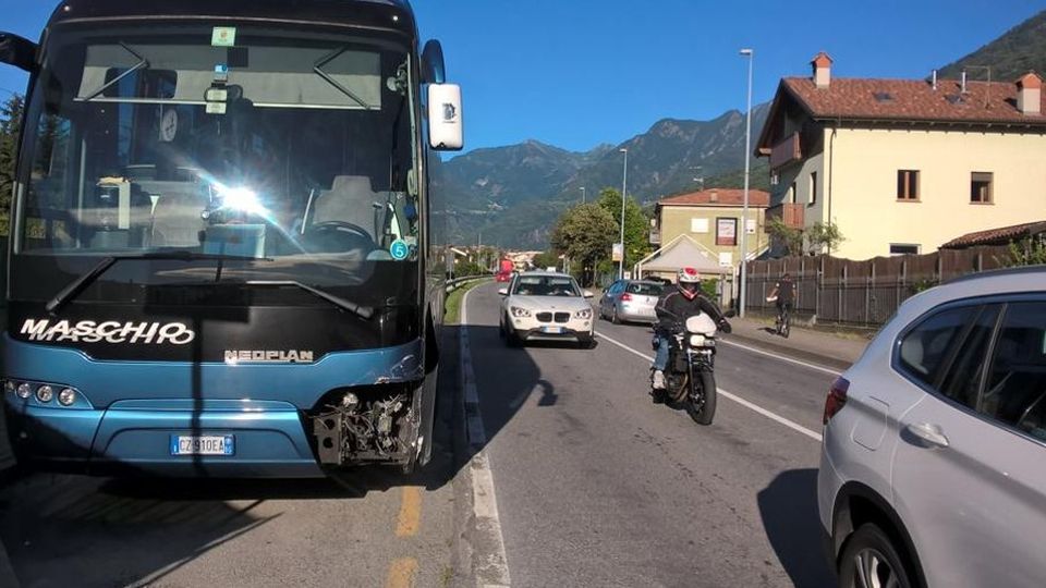 Auto tamponata finisce contro un bus con cinquanta bimbi dell’oratorio Auto tamponata finisce contro un bus con cinquanta bimbi dell’oratorio