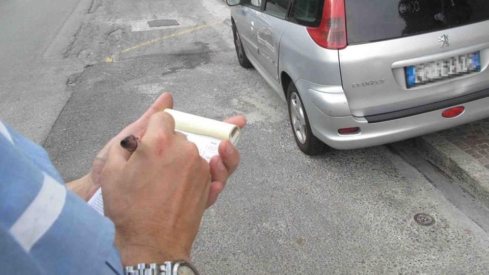 Meno multe in città, «troppo pochi vigili» Meno multe in città, «troppo pochi vigili»