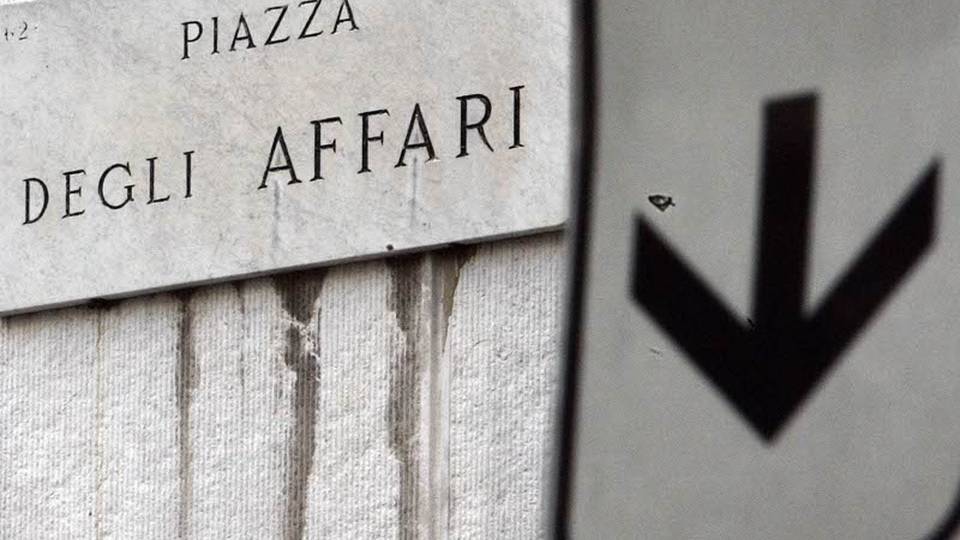 Borsa: Milano chiude in calo, -2,43% Borsa: Milano chiude in calo, -2,43%
