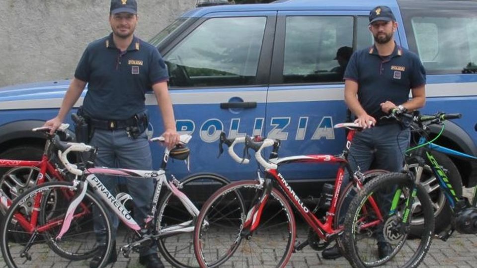 Sernio, la Polizia recupera quattro bici rubate Sernio, la Polizia recupera quattro bici rubate