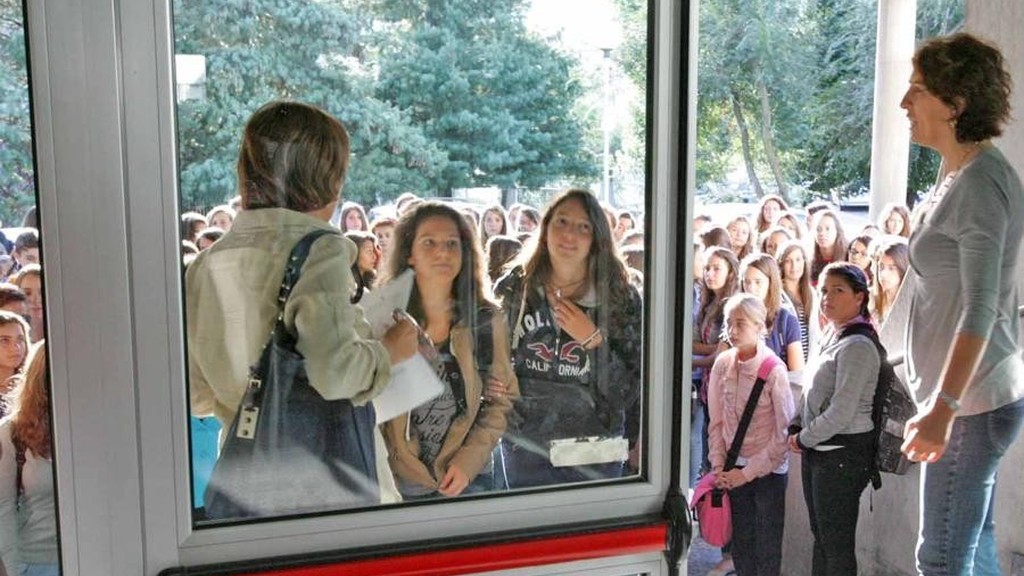 In ritardo a scuola per l’orario di Trenord : il liceo cambia i tempi In ritardo a scuola per l’orario di Trenord : il liceo cambia i tempi