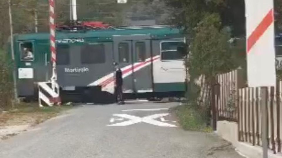 Sbarre alzate, il treno va a passo d’uomo Sbarre alzate, il treno va a passo d’uomo