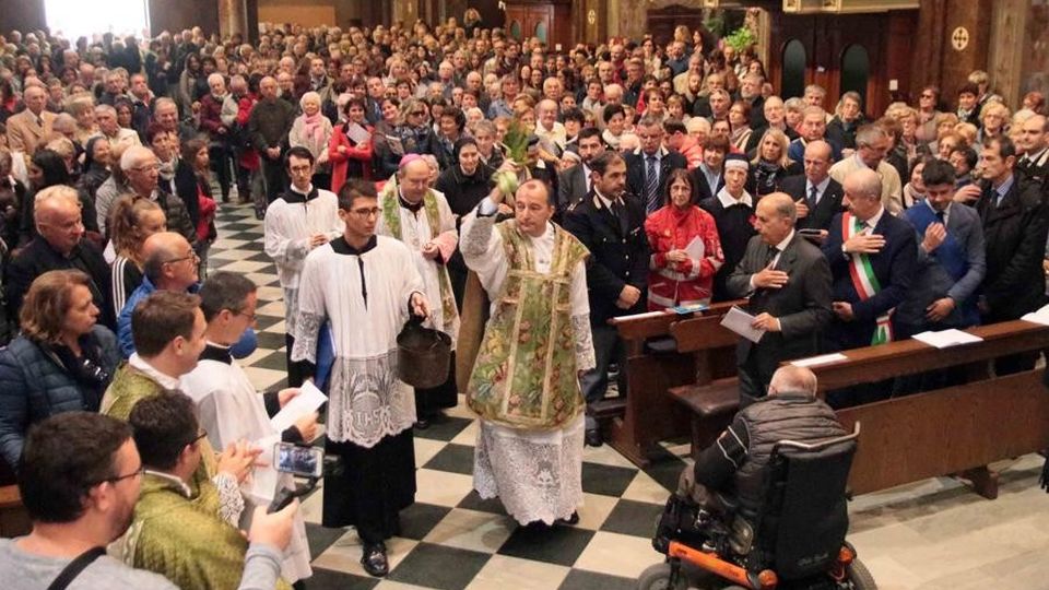 Sondrio, l’ingresso dei sacerdoti Un grandissimo abbraccio Sondrio, l’ingresso dei sacerdoti Un grandissimo abbraccio