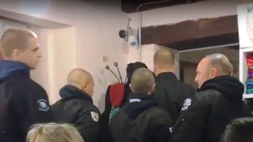 Como, un caso nazionale l’irruzione dei naziskin. Video Denunciati per violenza Como, un caso nazionale l’irruzione dei naziskin. Video Denunciati per violenza