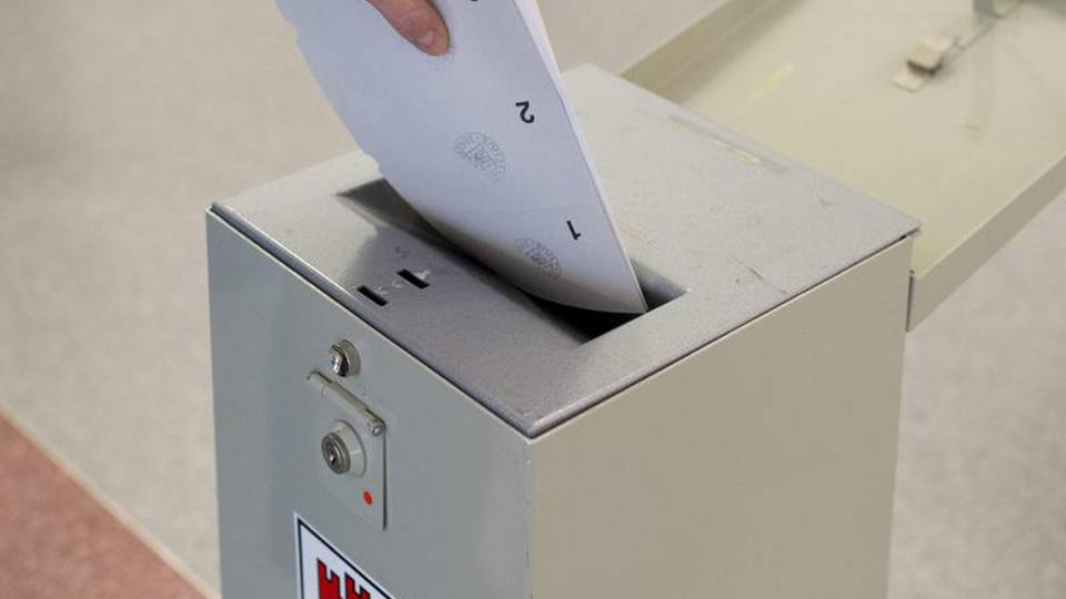 Svizzera vota su stranieri e tasse Svizzera vota su stranieri e tasse