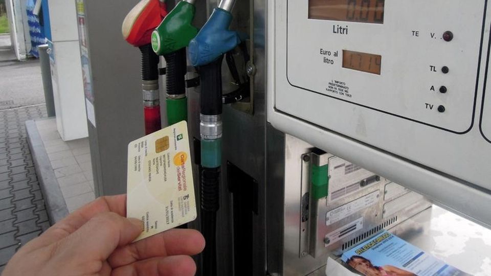 Aumenta la benzina in Svizzera: «Carta sconto resta valida» Aumenta la benzina in Svizzera: «Carta sconto resta valida»