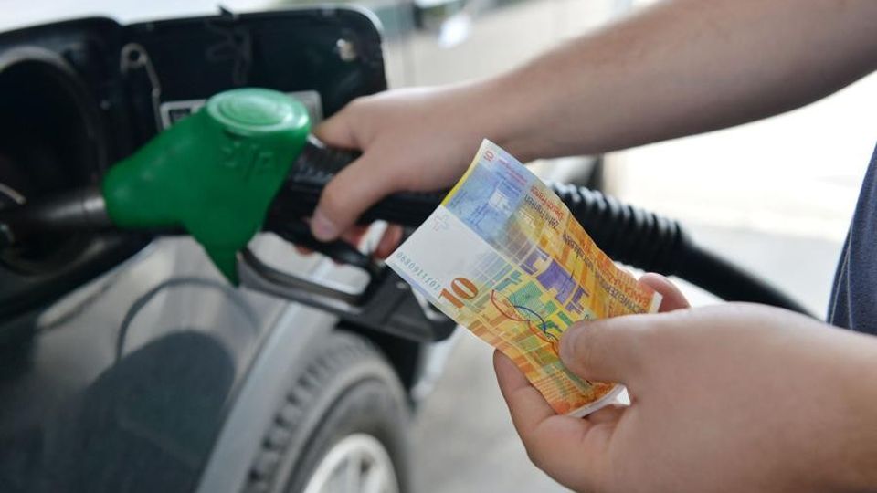 Gli svizzeri: sì alla benzina più cara e al passaporto ai nipoti degli immigrati Gli svizzeri: sì alla benzina più cara e al passaporto ai nipoti degli immigrati