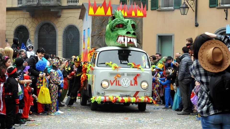 Chiavenna nel magico mondo di Disney E sul carro del drago sale la realtà Chiavenna nel magico mondo di Disney E sul carro del drago sale la realtà