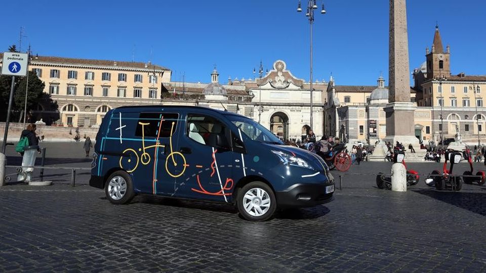 L’ufficio in centro costa troppo? Nissan lo mette su quattro ruote L’ufficio in centro costa troppo? Nissan lo mette su quattro ruote