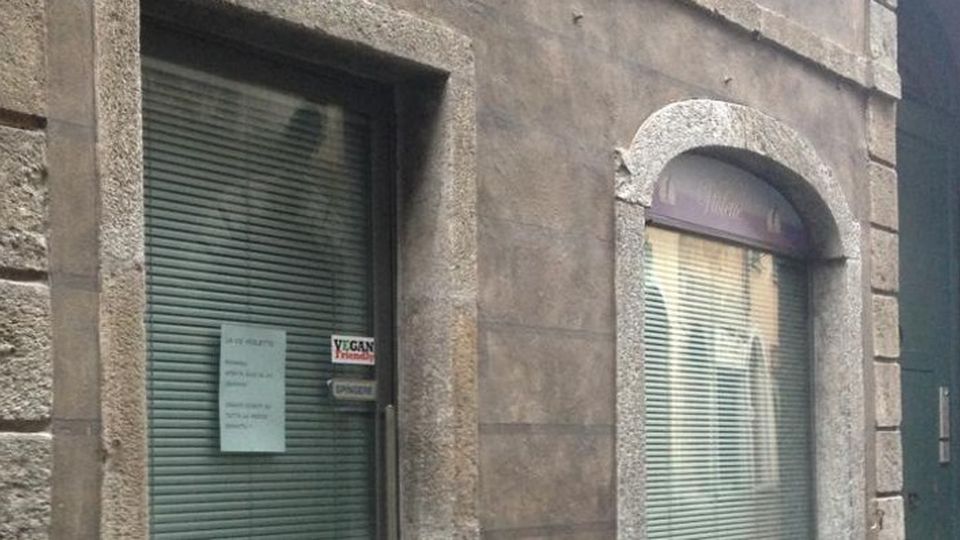 La crisi morde ancora il commercio Chiudono altri due negozi in centro La crisi morde ancora il commercio Chiudono altri due negozi in centro