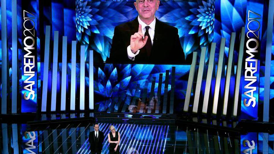 Crozza-Renzi, Gentiloni Amadeus politica Crozza-Renzi, Gentiloni Amadeus politica