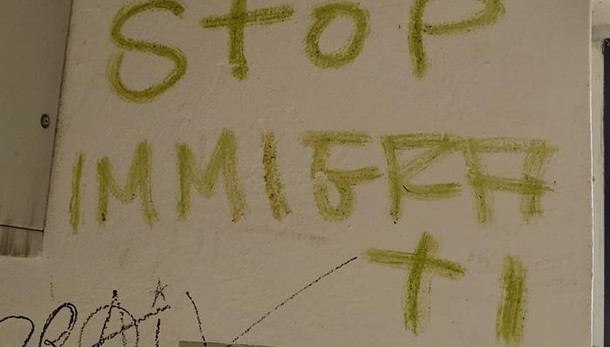 Vandali scatenati, scritte in stazione «Una provocazione, domani le cancelliamo»