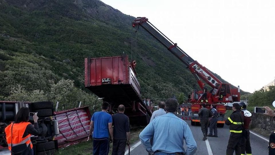 Camion carico di bottiglie d’acqua si ribalta al Campone e finisce nei meleti Camion carico di bottiglie d’acqua si ribalta al Campone e finisce nei meleti