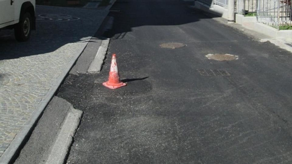 Grosio, dall’asfalto sconnesso affiorano i tombini: via Martiri protesta Grosio, dall’asfalto sconnesso affiorano i tombini: via Martiri protesta