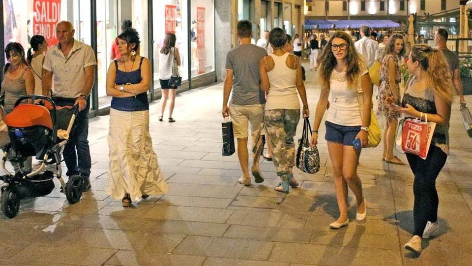 Sabato è la notte dei saldi Acquisti scontati nei centri principali Sabato è la notte dei saldi Acquisti scontati nei centri principali