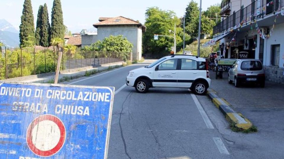 Sassi sulla provinciale 72 La strada riapre domani alle 5.30 Sassi sulla provinciale 72 La strada riapre domani alle 5.30
