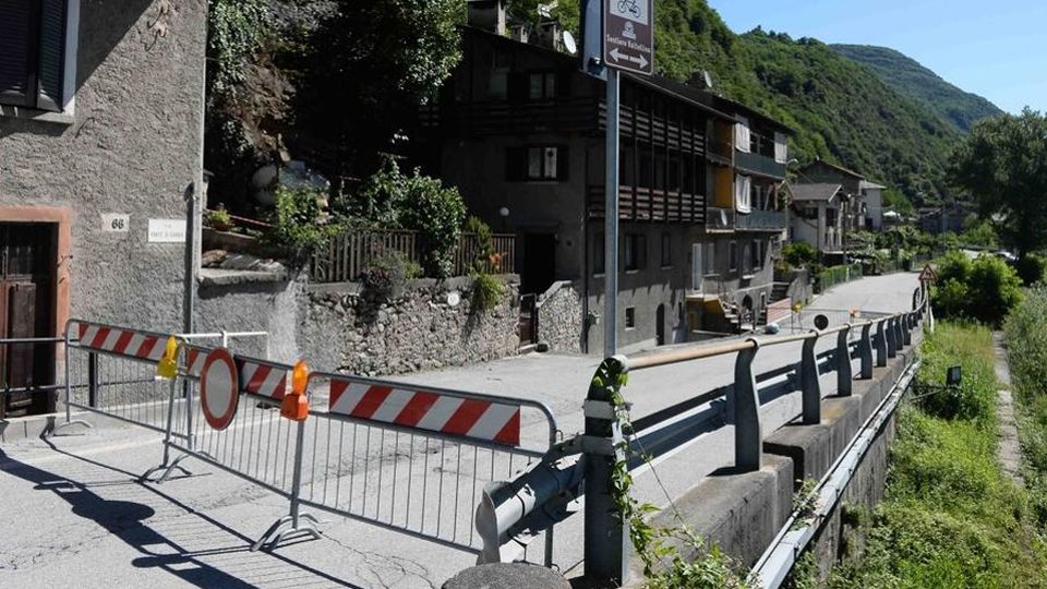 Riaperta la strada verso Campovico Ma il versante resta sotto osservazione Riaperta la strada verso Campovico Ma il versante resta sotto osservazione