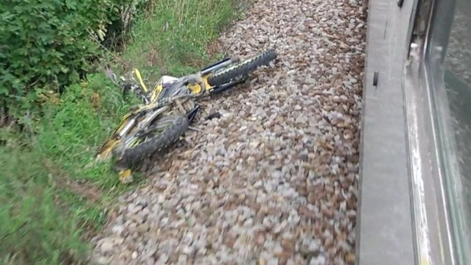 Ragazzino attraversa i binari con la moto, tragedia sfiorata a Villa: ecco la foto Multa e 6 punti della patente per l’incidente Ragazzino attraversa i binari con la moto, tragedia sfiorata a Villa: ecco la foto Multa e 6 punti della patente per l’incidente