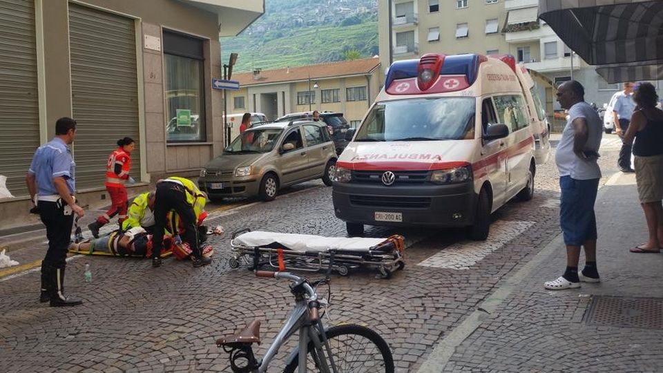 Scontro auto-moto a Sondrio, paura all’incrocio Scontro auto-moto a Sondrio, paura all’incrocio