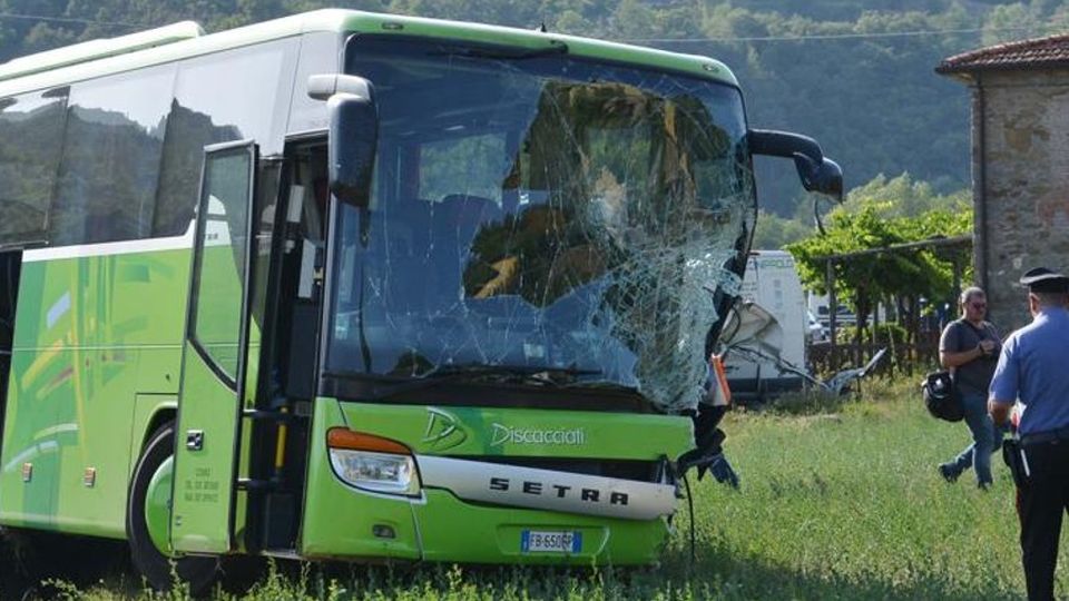 Incidente con il bus, paura per 50 giovani comaschi Incidente con il bus, paura per 50 giovani comaschi
