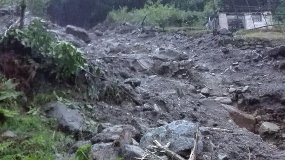 FRANA A LORETO (CHIAVENNA), EVACUATE 3 ABITAZIONI, MA SOLO UNA E’ ABITATA FRANA A LORETO (CHIAVENNA), EVACUATE 3 ABITAZIONI, MA SOLO UNA E’ ABITATA