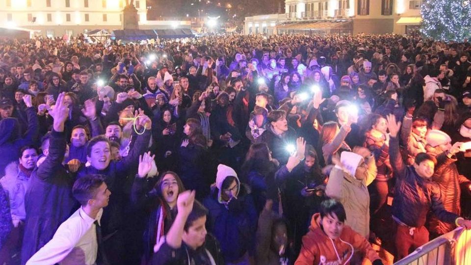 Sondrio, la piazza è calda e tranquilla Questo Capodanno piace sempre di più Sondrio, la piazza è calda e tranquilla Questo Capodanno piace sempre di più