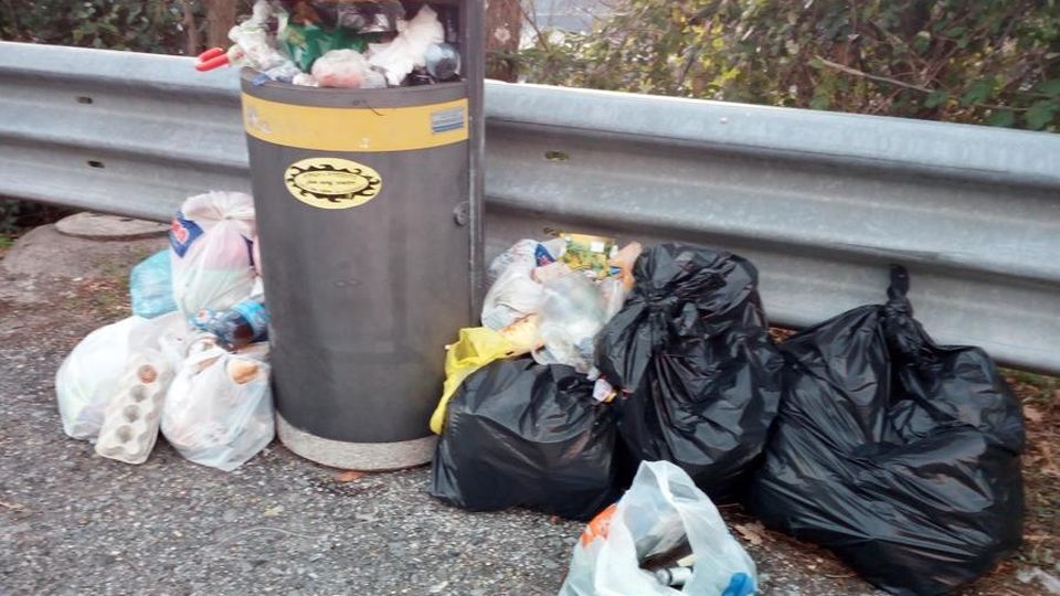 Incivili sulla Statale 36, ci risiamo Ancora rifiuti nelle piazzole Incivili sulla Statale 36, ci risiamo Ancora rifiuti nelle piazzole