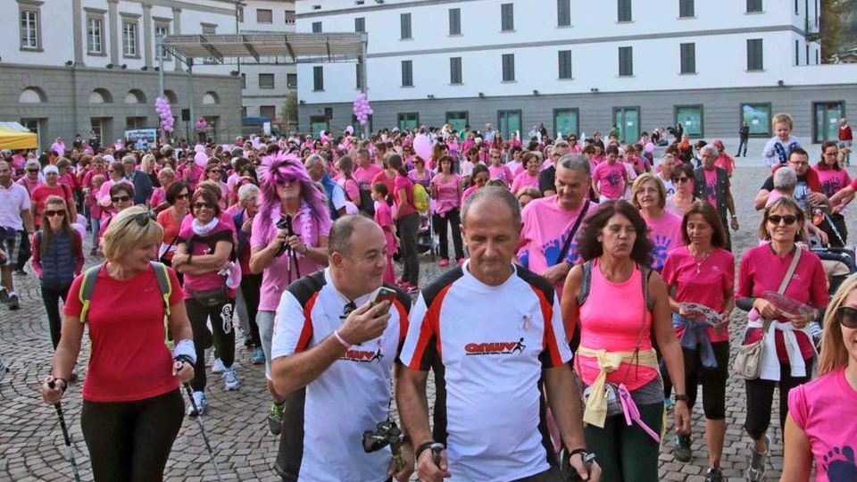 Dalle magliette ai palloncini, la città si veste di rosa Dalle magliette ai palloncini, la città si veste di rosa