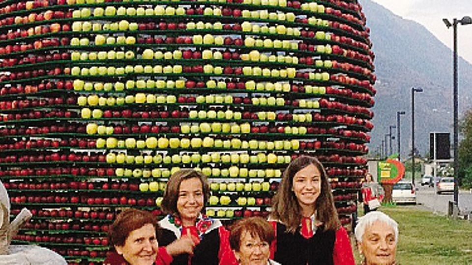 Sagra di mela e uva un vero successo Con coda polemica Sagra di mela e uva un vero successo Con coda polemica