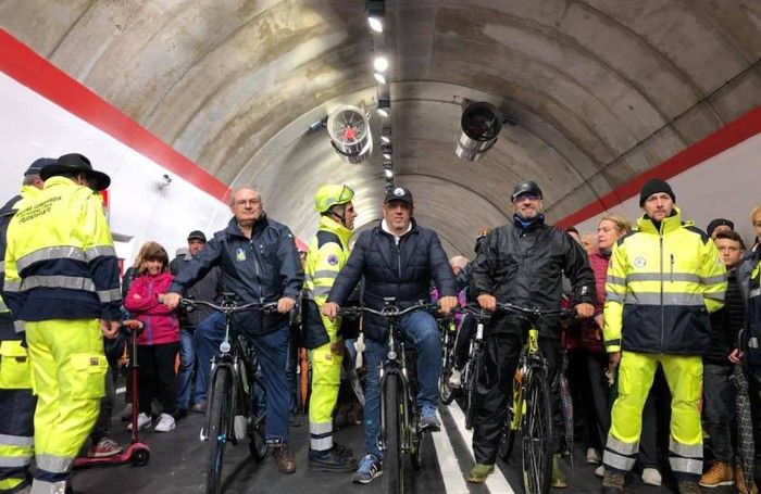 Al centro l’assessore Sertori al via della biciclettata Al centro l’assessore Sertori al via della biciclettata