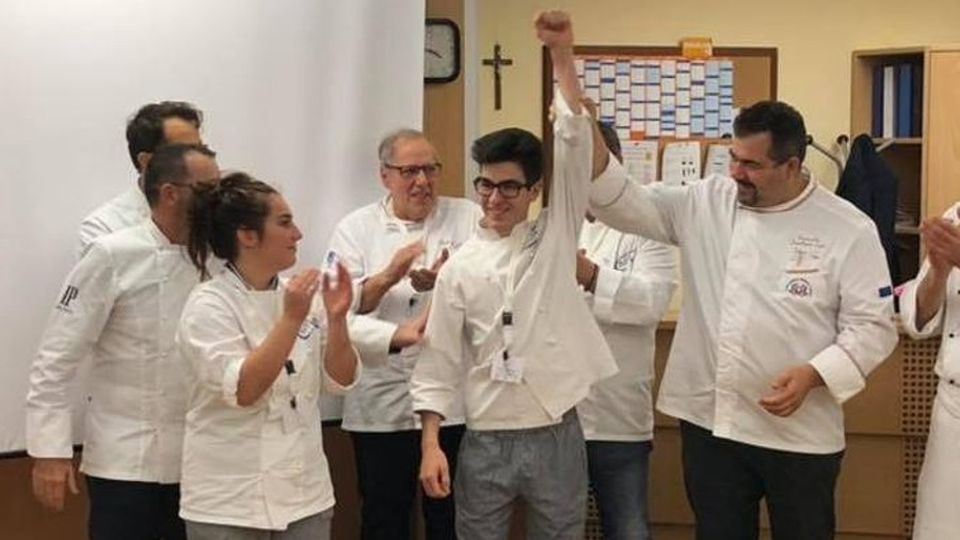 La grande sfida tra gli chef del futuro «Seguite l’esempio di Mattias Peri» La grande sfida tra gli chef del futuro «Seguite l’esempio di Mattias Peri»