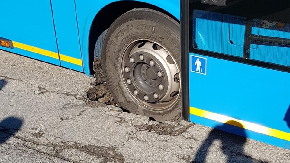 La ruota del pullman nella buca Intervengono i vigili del fuoco La ruota del pullman nella buca Intervengono i vigili del fuoco