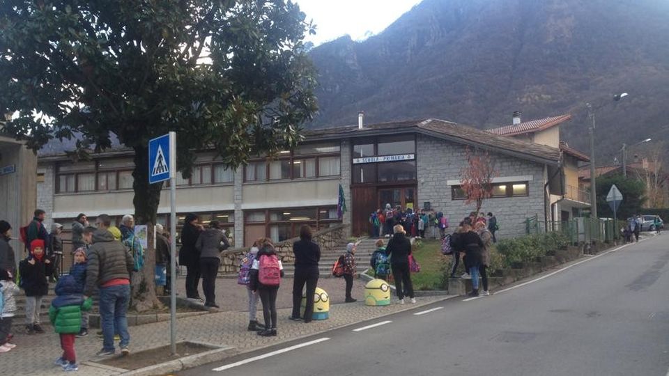 Dopo il crollo del soffitto a Verceia Rientro soft per i bambini (in palestra) Dopo il crollo del soffitto a Verceia Rientro soft per i bambini (in palestra)