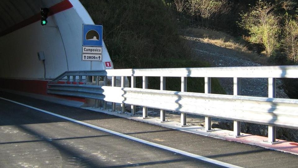 Passaggio dei cervi sulla nuova statale 38 «Chiediamo in Provincia altre barriere» Passaggio dei cervi sulla nuova statale 38 «Chiediamo in Provincia altre barriere»