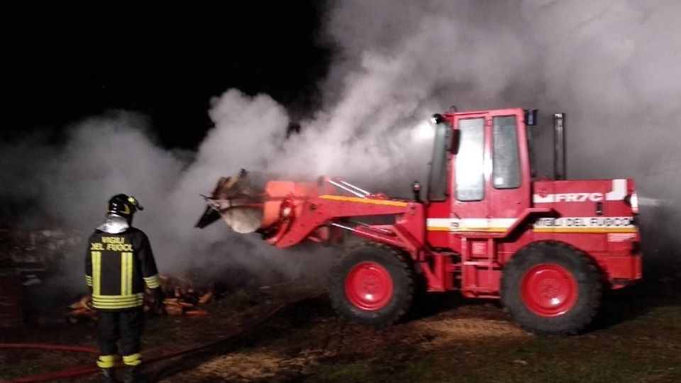 Fiamme nella notte, in fumo a Vervio 300 quintali di legna Fiamme nella notte, in fumo a Vervio 300 quintali di legna