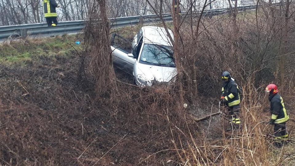 Auto finisce nel fossato, paura a Mantello Auto finisce nel fossato, paura a Mantello