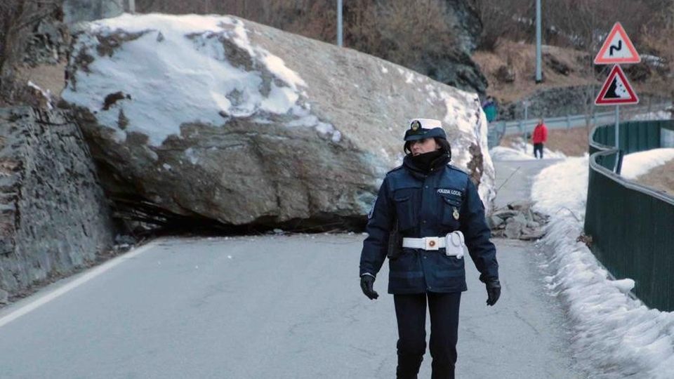 Massi sulla strada: famiglie evacuate Massi sulla strada: famiglie evacuate
