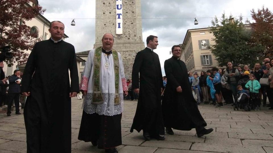 Tanti fedeli in chiesa «Ma spesso lasciano a casa il portafoglio» Tanti fedeli in chiesa «Ma spesso lasciano a casa il portafoglio»
