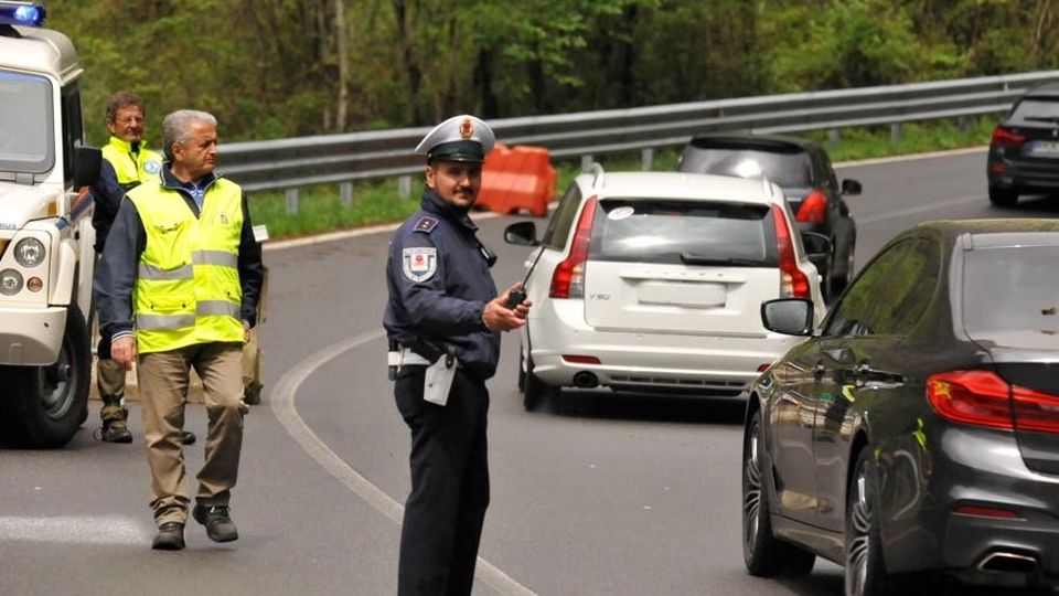 Valle Spluga, si transita più a lungo La frana rallenta e “concede” due ore Valle Spluga, si transita più a lungo La frana rallenta e “concede” due ore