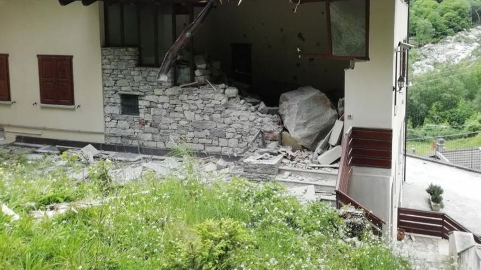 Gallivaggio, frana controllata (video) Ma un masso sfonda una casa Gallivaggio, frana controllata (video) Ma un masso sfonda una casa