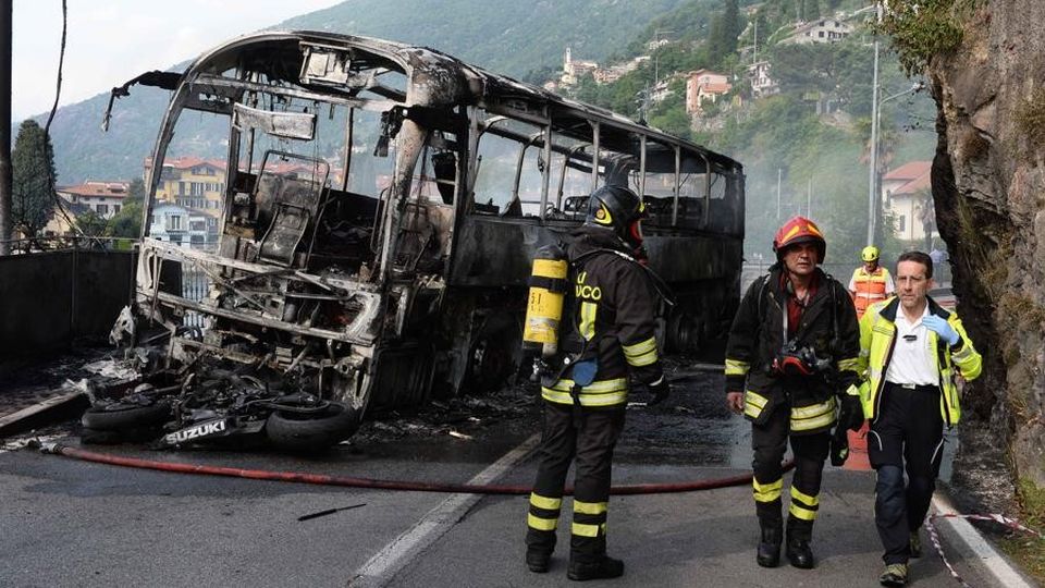Bus in fiamme dopo lo scontro Un morto sulla Provinciale 72 Bus in fiamme dopo lo scontro Un morto sulla Provinciale 72