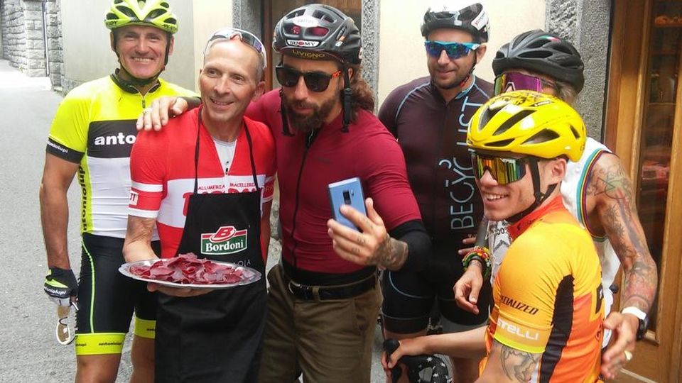 In bici tra le bellezze d’Italia, Brumotti parte da Livigno In bici tra le bellezze d’Italia, Brumotti parte da Livigno