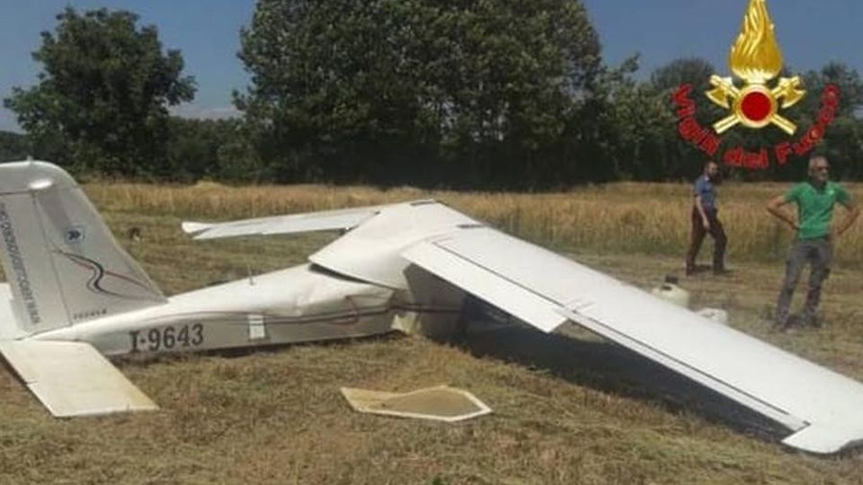Cade ultraleggero, salvi i due piloti Cade ultraleggero, salvi i due piloti
