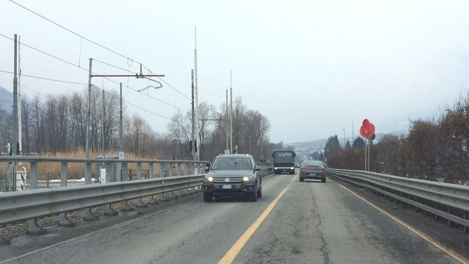 Auto contro il passaggio a livello Treni fermi e traffico rallentato Auto contro il passaggio a livello Treni fermi e traffico rallentato