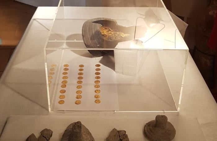 La conferenza stampa della Sorpintendenza lombarda per il ritrovamento delle monete d'oro di epoca romana a Como