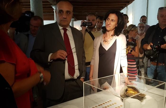 Il ministro Bonisoli con la funzionaria della Soprintendenza incaricata della numismatica Facchinetti