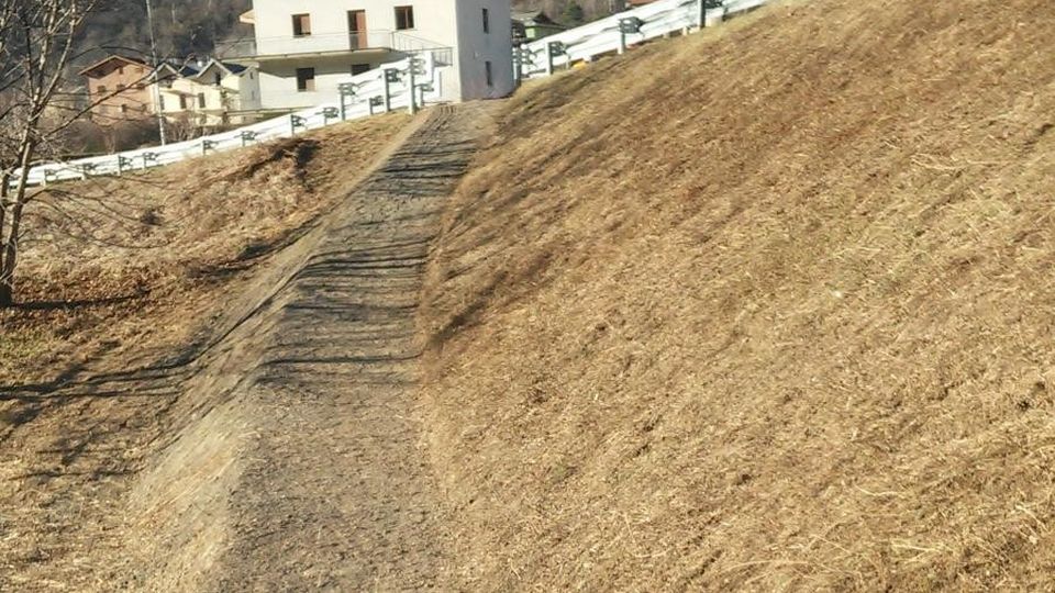 Grosio, stradina e sottopasso per la fermata dell’autobus Grosio, stradina e sottopasso per la fermata dell’autobus